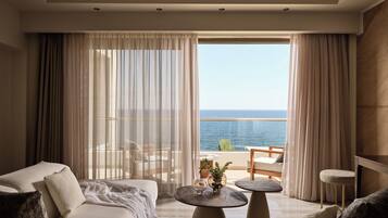 Royal Suite with Jacuzzi on balcony, Sea Front | Área de sala de estar | Televisión LCD de 40 pulgadas con canales vía satélite y televisión