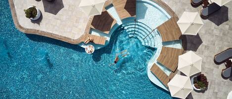 Sisäuima-allas avoinna 8.00–20.00, aurinkotuoleja