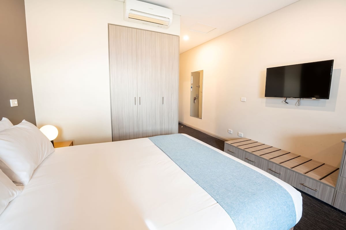 superior queen suite | in-room safe, desk, laptop workspace, blackout curtains