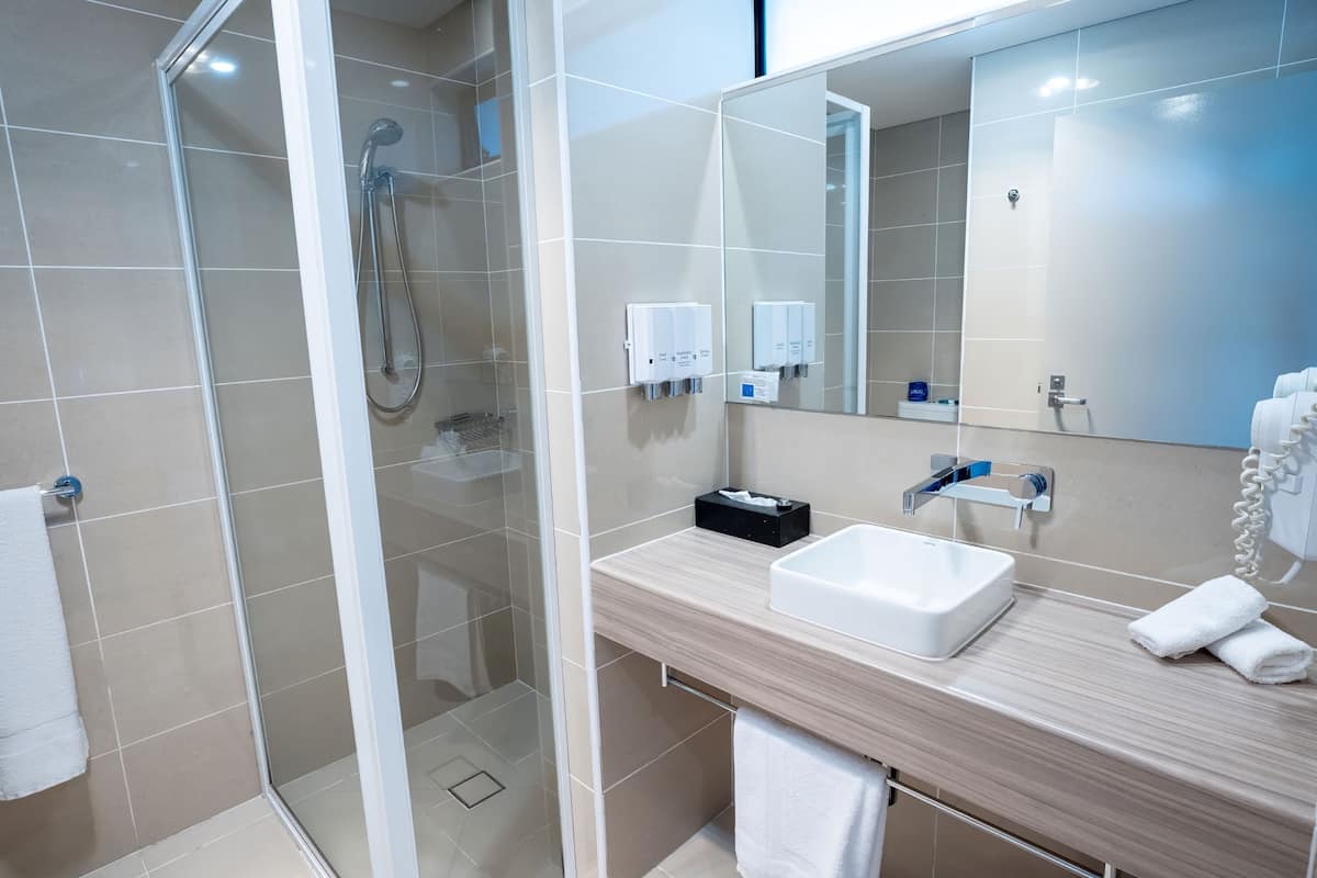 superior queen suite | bathroom | shower, free toiletries, hair dryer, towels