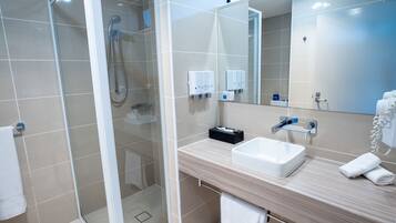 Superior Queen Suite | Bathroom | Shower, eco-friendly toiletries, hair dryer, towels