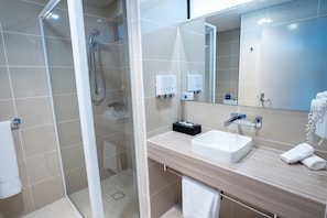 Superior Queen Suite | Bathroom | Shower, free toiletries, hair dryer, towels