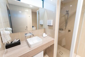Vierbettzimmer, zum Innenhof hin | Badezimmer