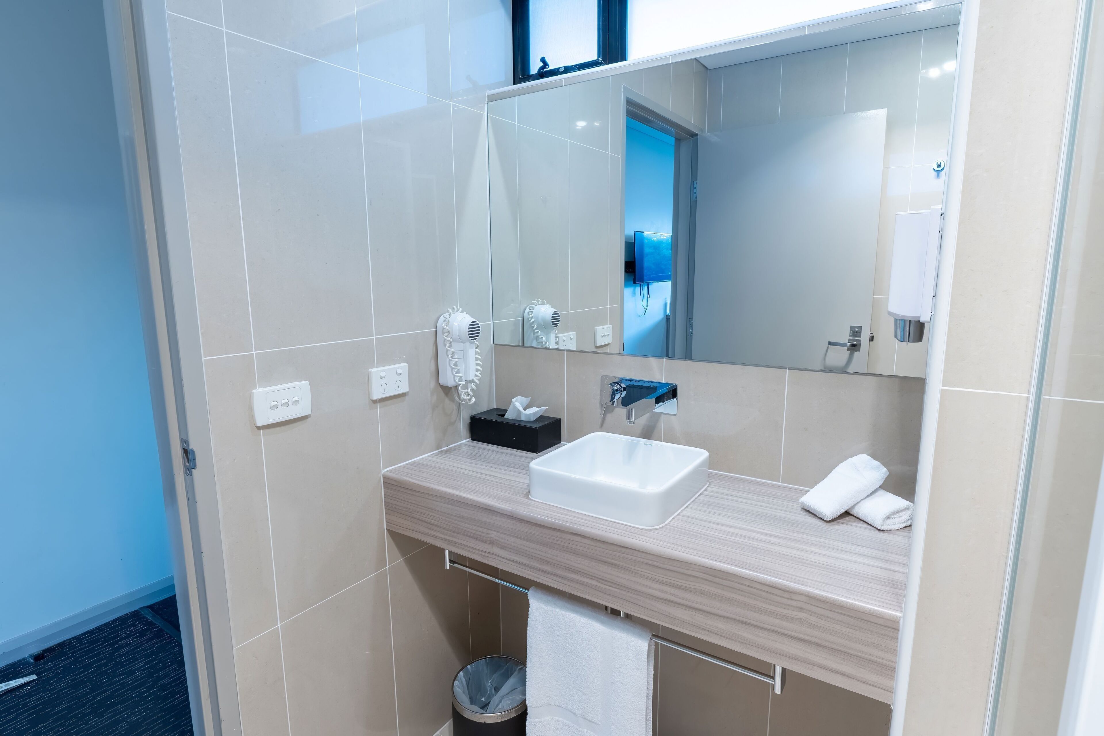 superior queen + single suite | bathroom | shower, free toiletries, hair dryer, towels