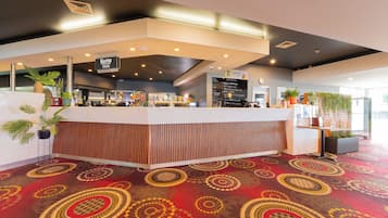 2 restauranter: lunsj og middag serveres