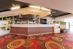 2 restaurants; lunch and dinner served 