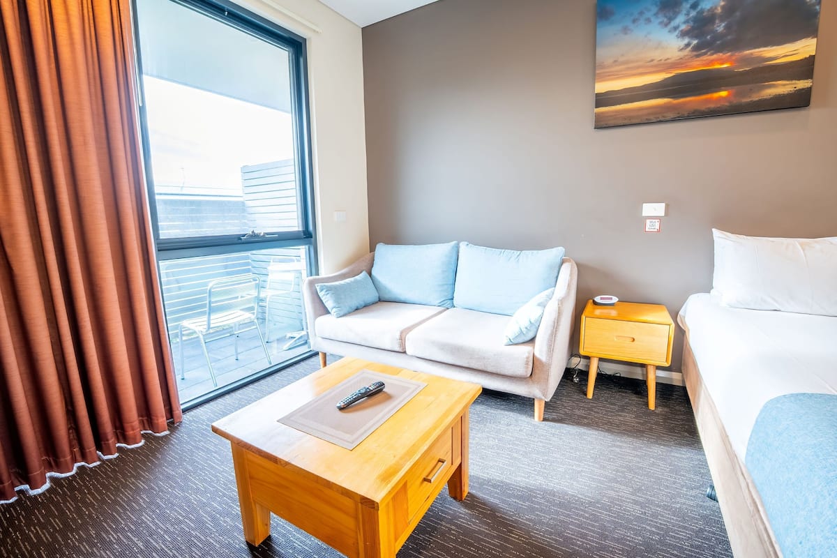 Superior Queen Suite | In-room safe, desk, laptop workspace, blackout curtains