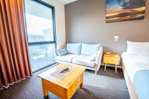 Doppelzimmer, zum Innenhof hin | Zimmersafe, Schreibtisch, laptopgeeigneter Arbeitsplatz