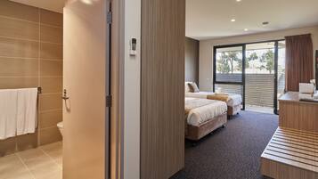 1 kamar tidur, brankas, meja kerja, dan ruang kerja ramah laptop