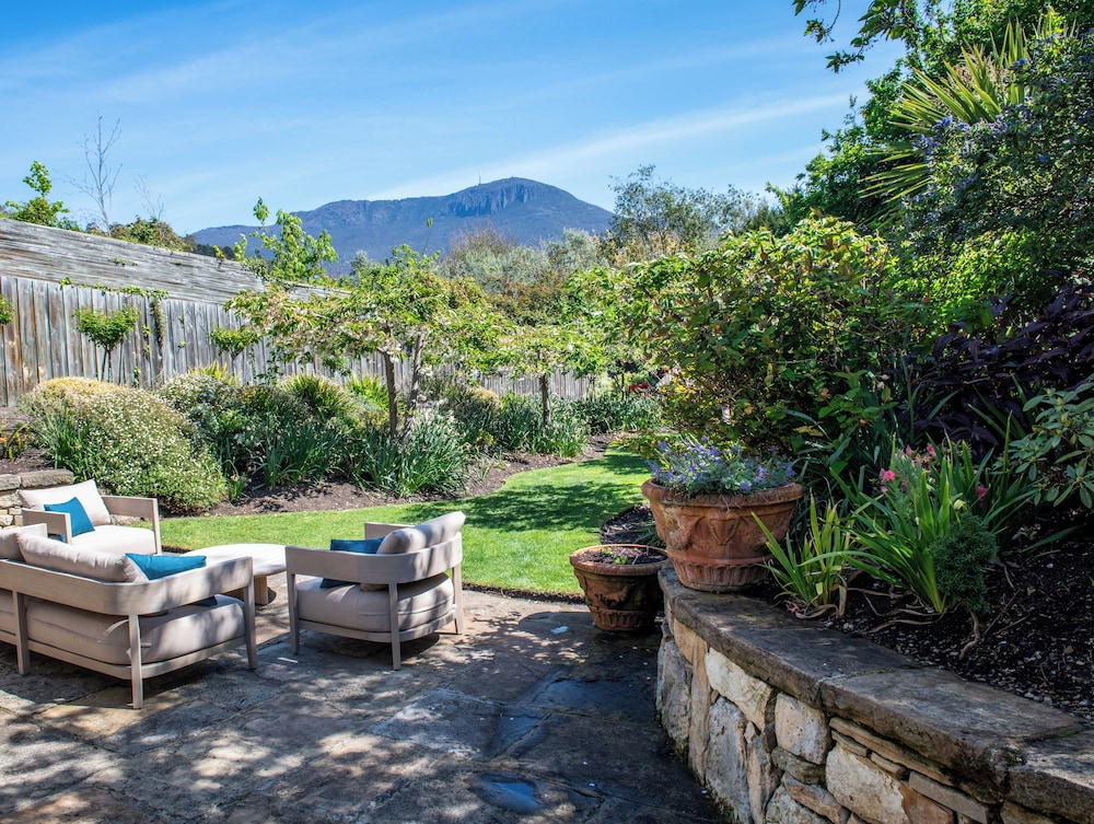 Islington Hotel by null