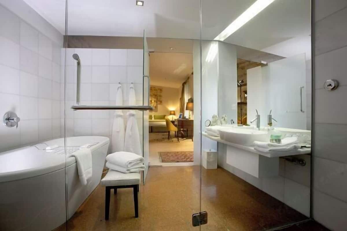 Bañera y ducha independientes, bañera profunda