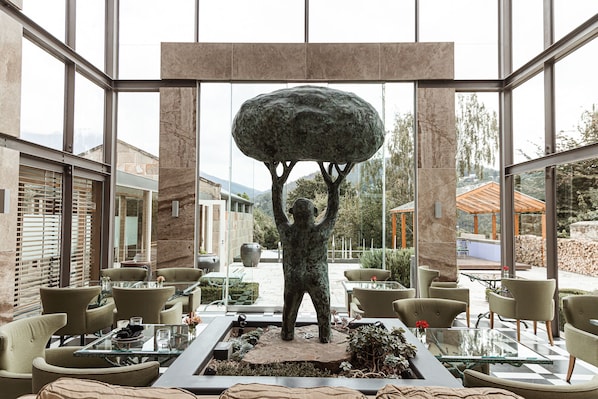 Se sirven cenas, con vista al jardín