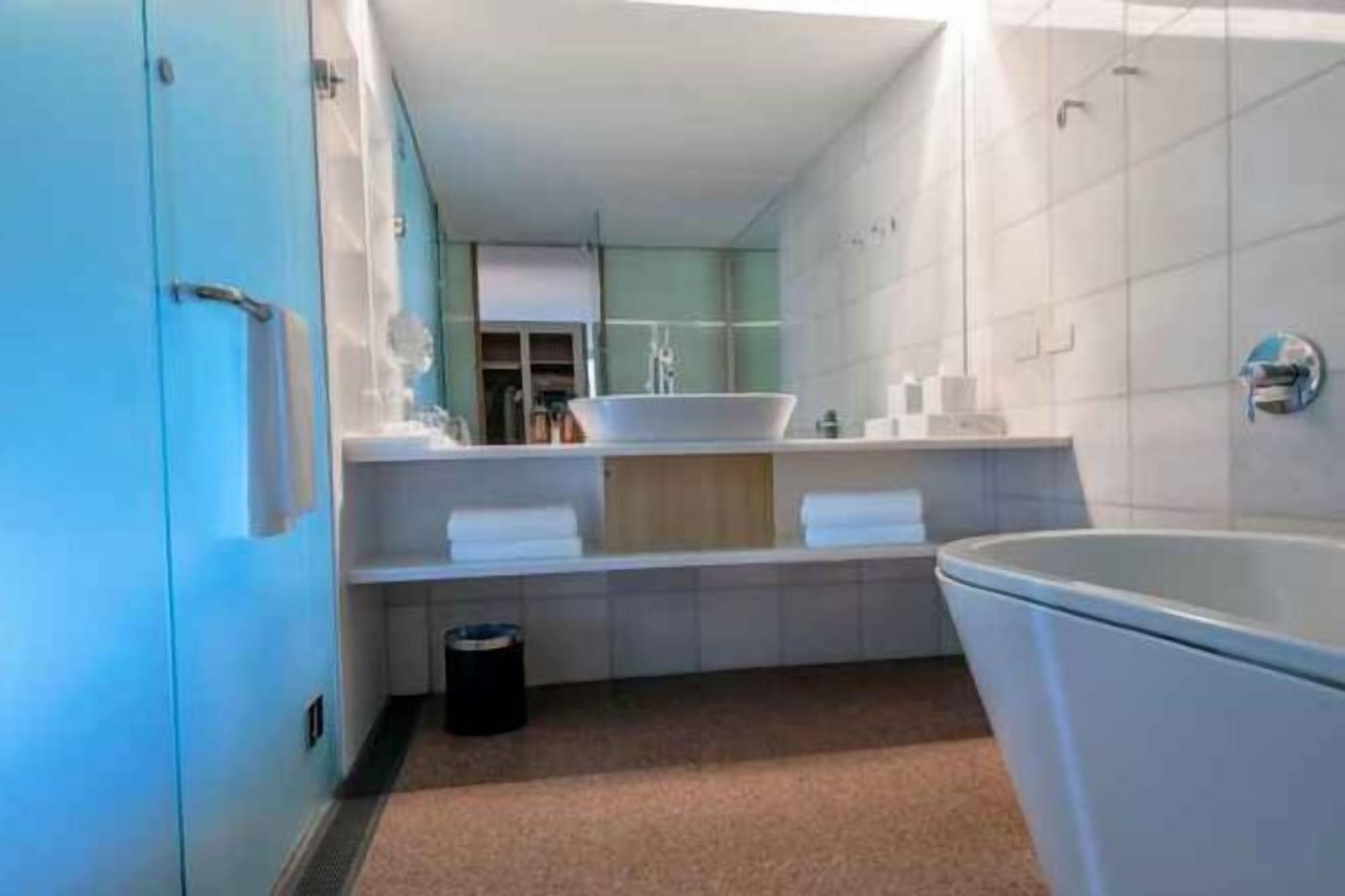 Bad | Separat badekar og dusj, dype avslapningsbadekar og regndusjhode