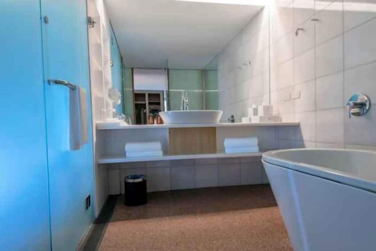 Bathroom | Separate bathtub and shower, deep-soaking bathtub, rainfall showerhead