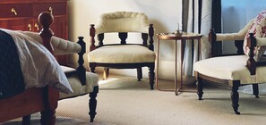 Standardzimmer, 1 Queen-Bett (Giffen Room) | Kostenlose Minibar, individuell dekoriert, individuell eingerichtet