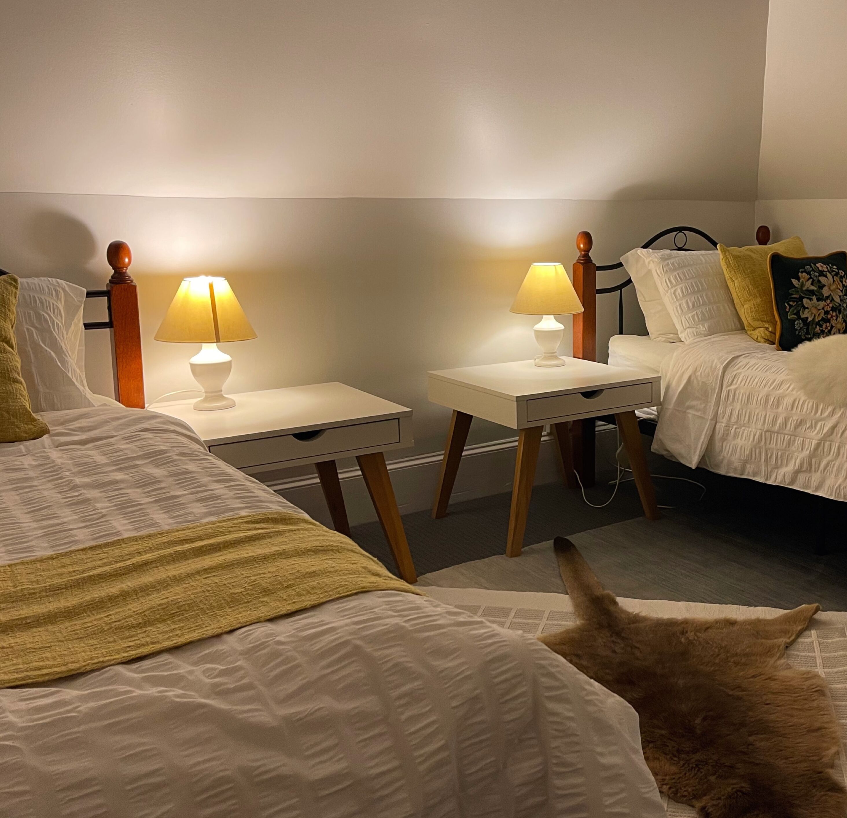 Standardzimmer, 2 Einzelbetten (Eliza) | Kostenlose Minibar, individuell dekoriert, individuell eingerichtet