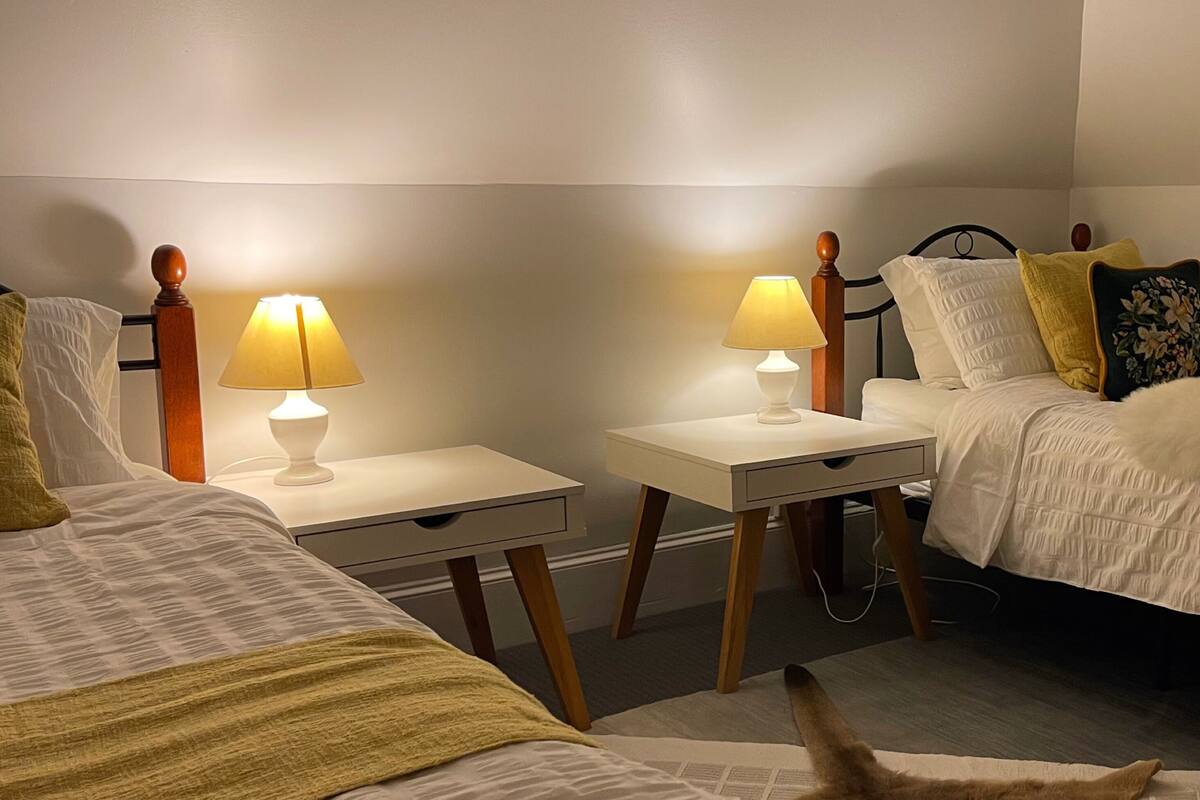 Standardzimmer, 2 Einzelbetten (Eliza) | Kostenlose Minibar, individuell dekoriert, individuell eingerichtet