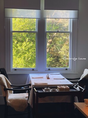 Frühstück und Abendessen, Blick auf den Garten 