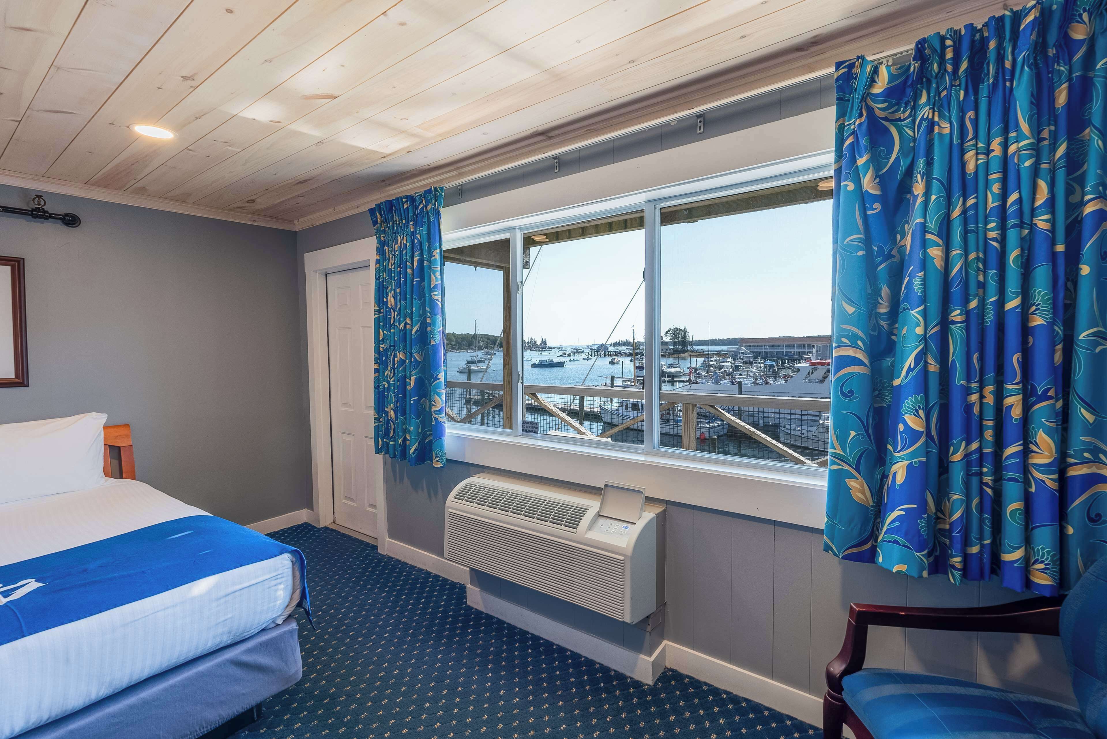 two queen outer harbor view ( best view)  | 1 bedroom, laptop workspace, iron/ironing board, free wifi