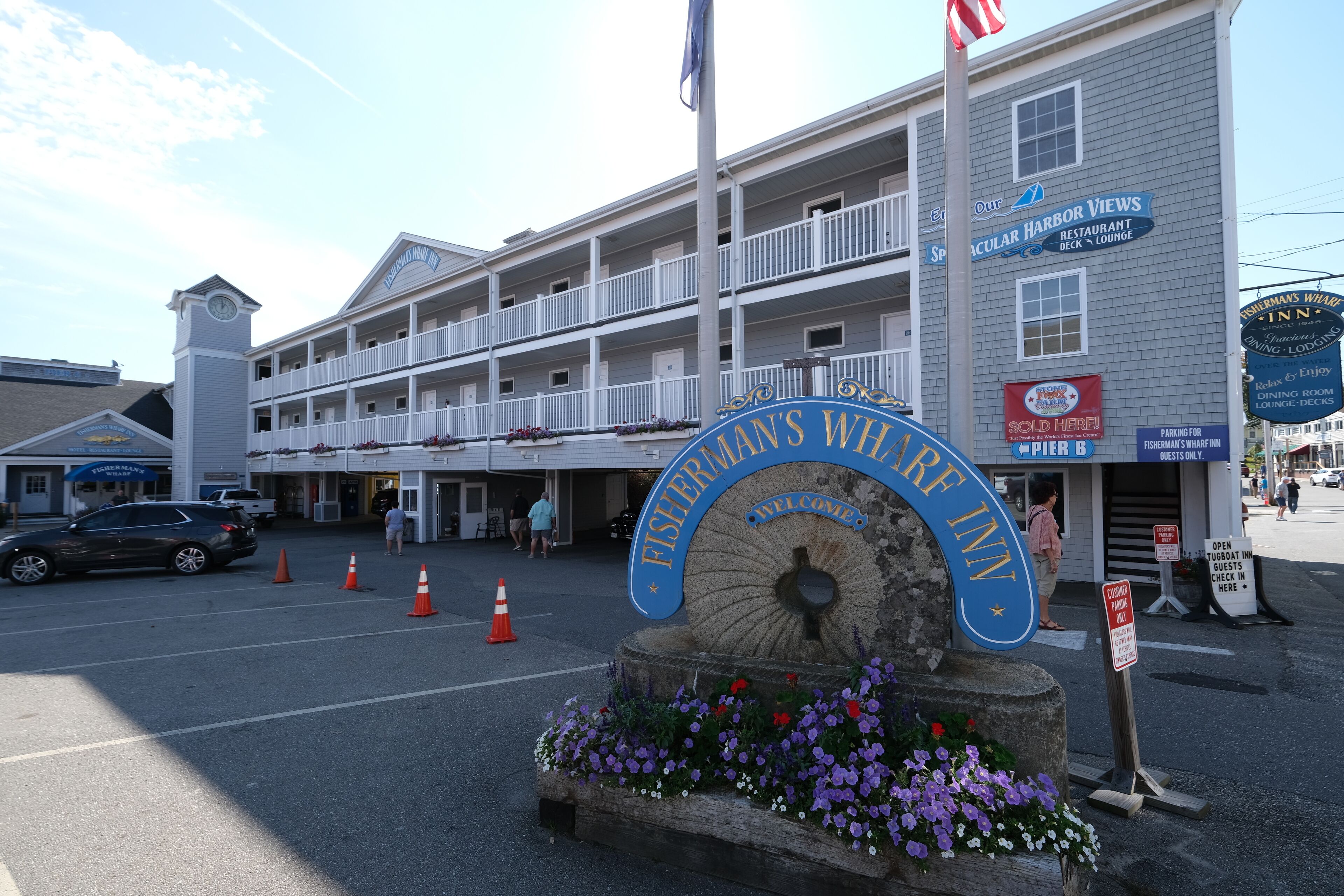 Een meerlaags gebouw met een opvallend bord voor Fisherman's Wharf Inn.