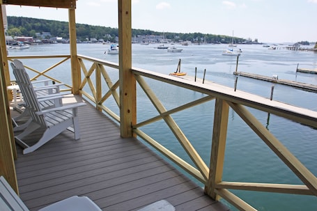 Triple Queen Suite Overlooking Whale Park | Balcony view