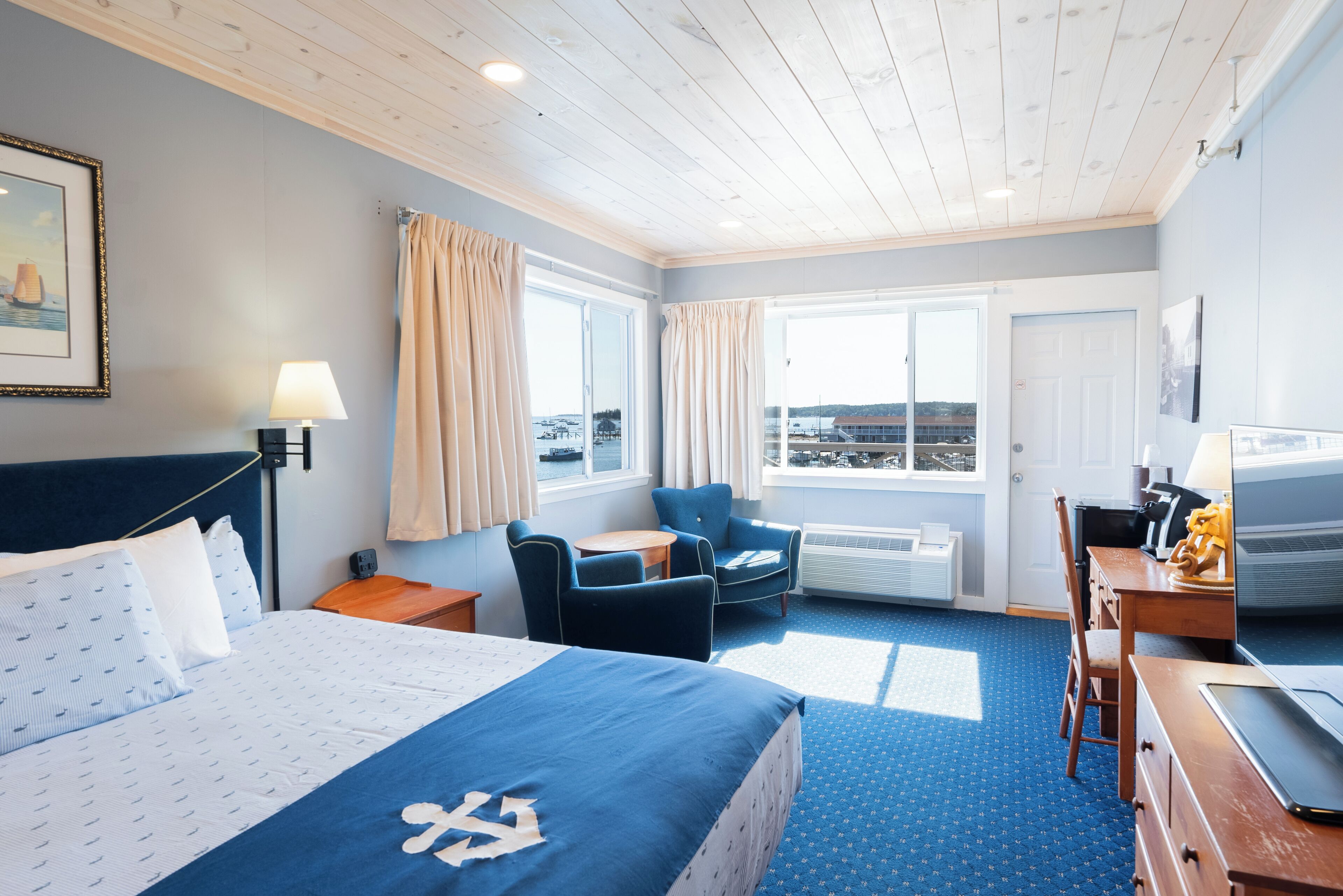 Zimmer, 1 King-Bett, Hafenblick, Eckzimmer | Laptopgeeigneter Arbeitsplatz, Bügeleisen/Bügelbrett, kostenloses WLAN