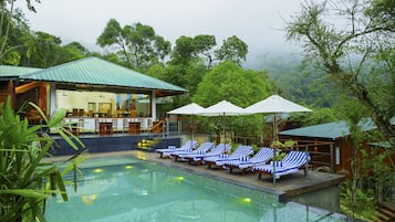 Piscina externa, espreguiçadeiras