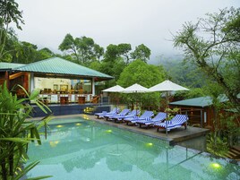 Piscina externa, espreguiçadeiras