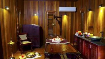 Un interior de madera con una mesa de comedor, sillas, una zona de bar y un juego de té tradicional.