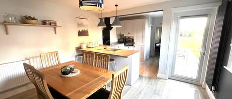 House, Private Bathroom, City View (Gorgeous) | Restaurant