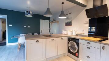 House, Private Bathroom, City View (Gorgeous) | Shared kitchen