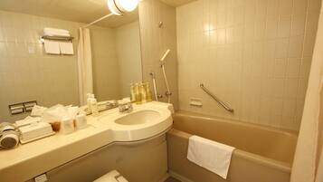 Combined shower/bathtub, free toiletries, hair dryer, slippers