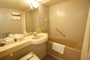 Combined shower/tub, free toiletries, hair dryer, slippers - Hotel Abest Meguro (Tokyo)