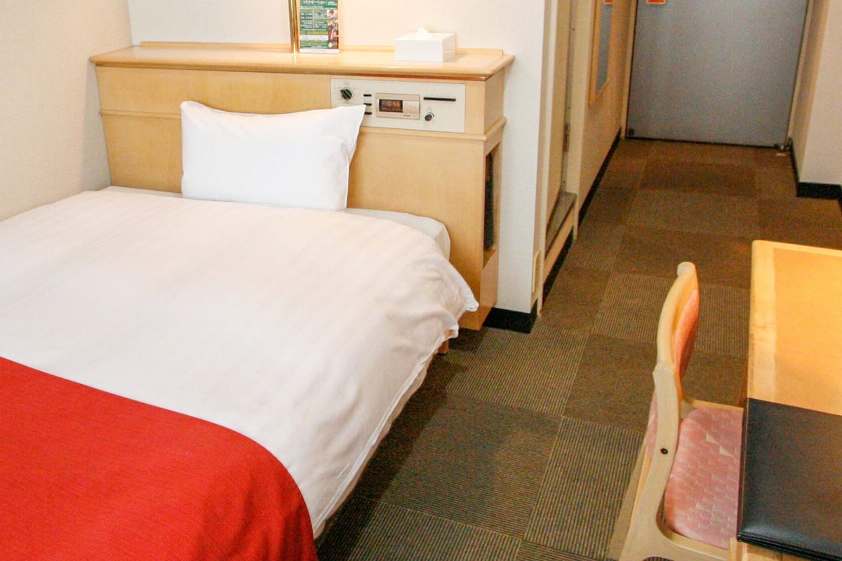 Escritorio, tabla de planchar con plancha y wifi gratis