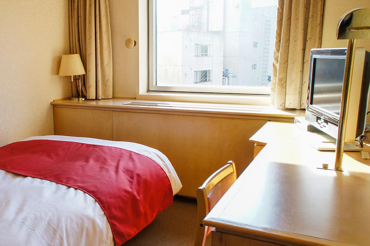 Escritorio, tabla de planchar con plancha y wifi gratis