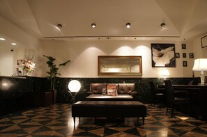 Lobby sitting area - Hotel Abest Meguro (Tokyo)