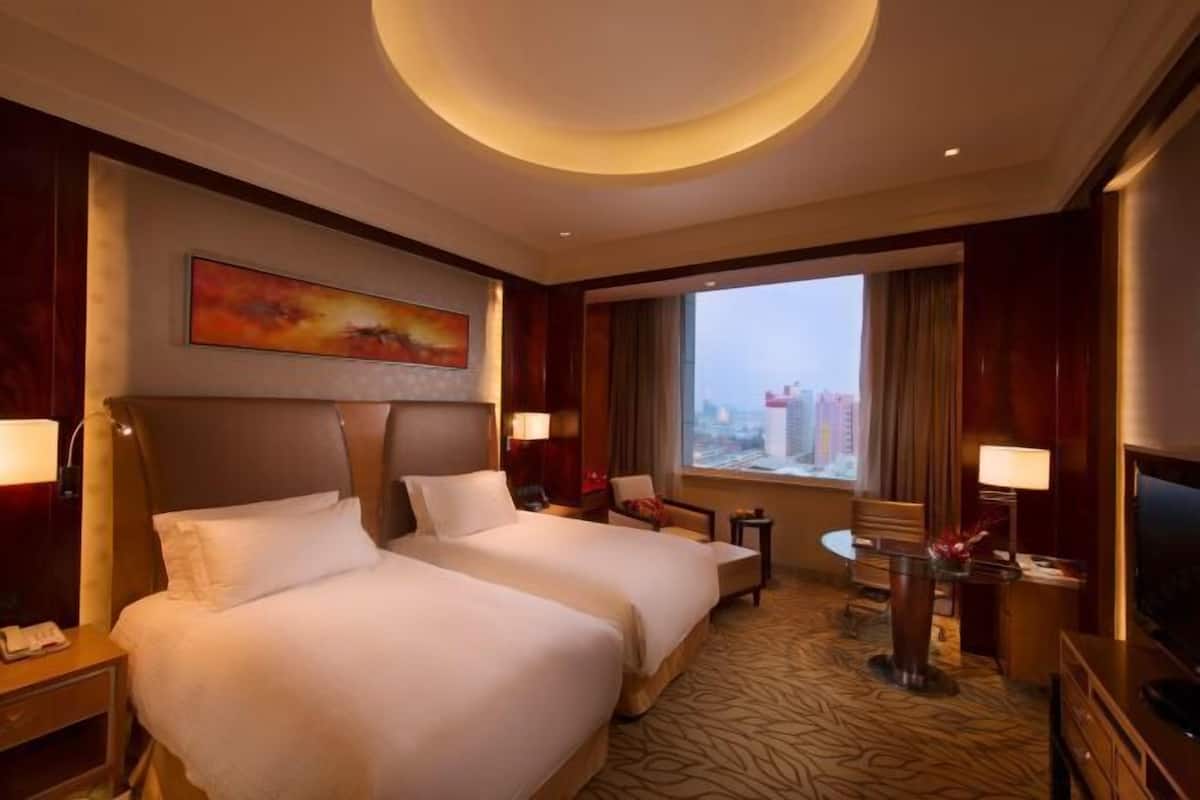 Minibar, in-room safe, desk, iron/ironing board