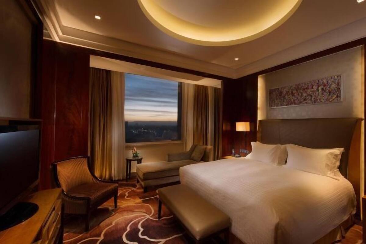 Minibar, in-room safe, desk, iron/ironing board
