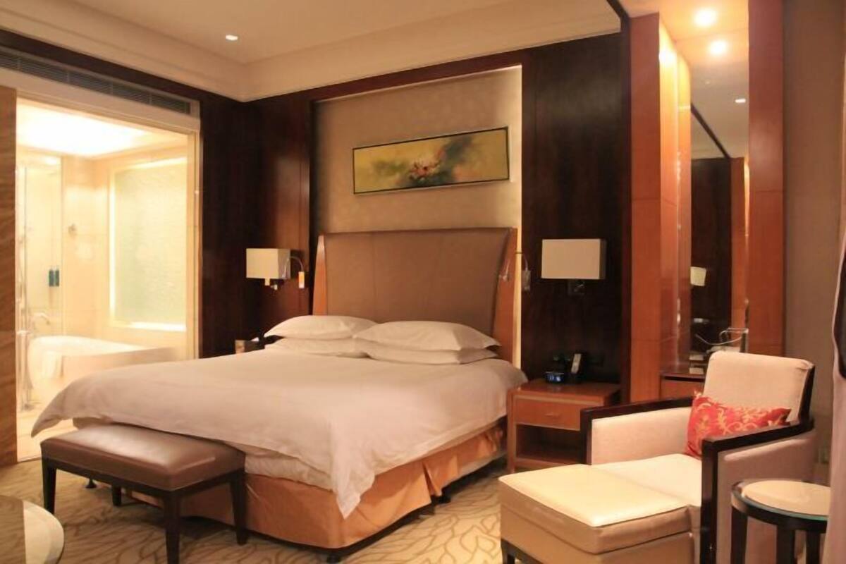 Minibar, in-room safe, desk, iron/ironing board