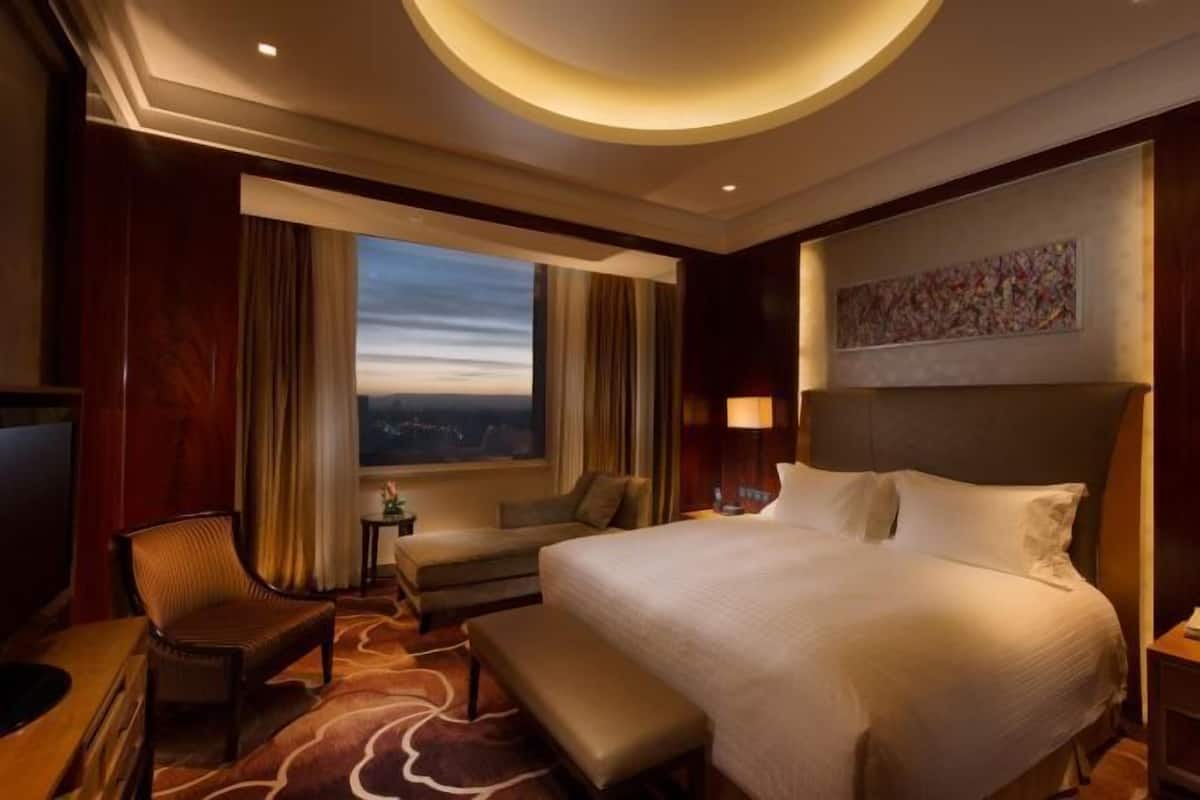 Minibar, in-room safe, desk, iron/ironing board