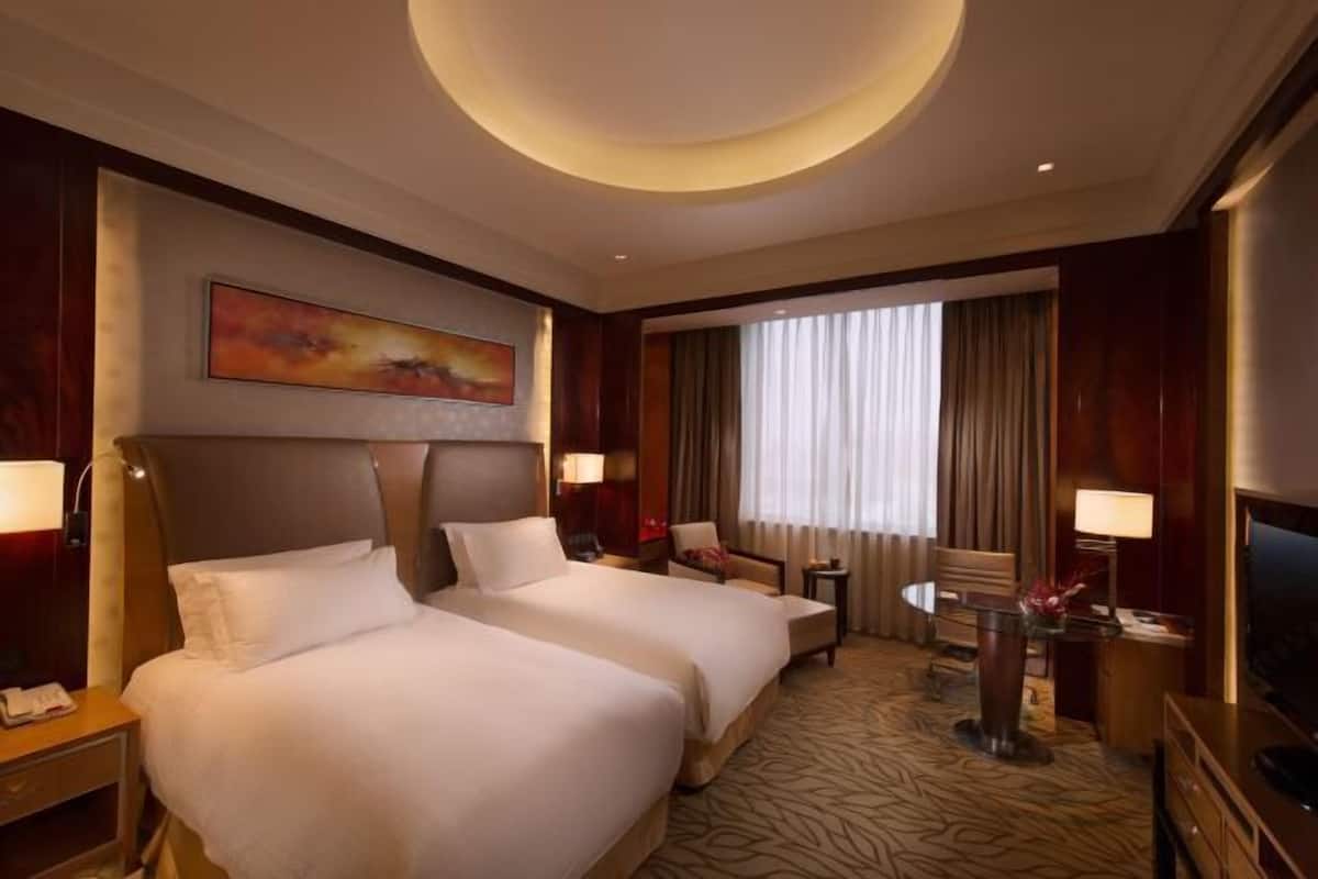 Minibar, in-room safe, desk, iron/ironing board