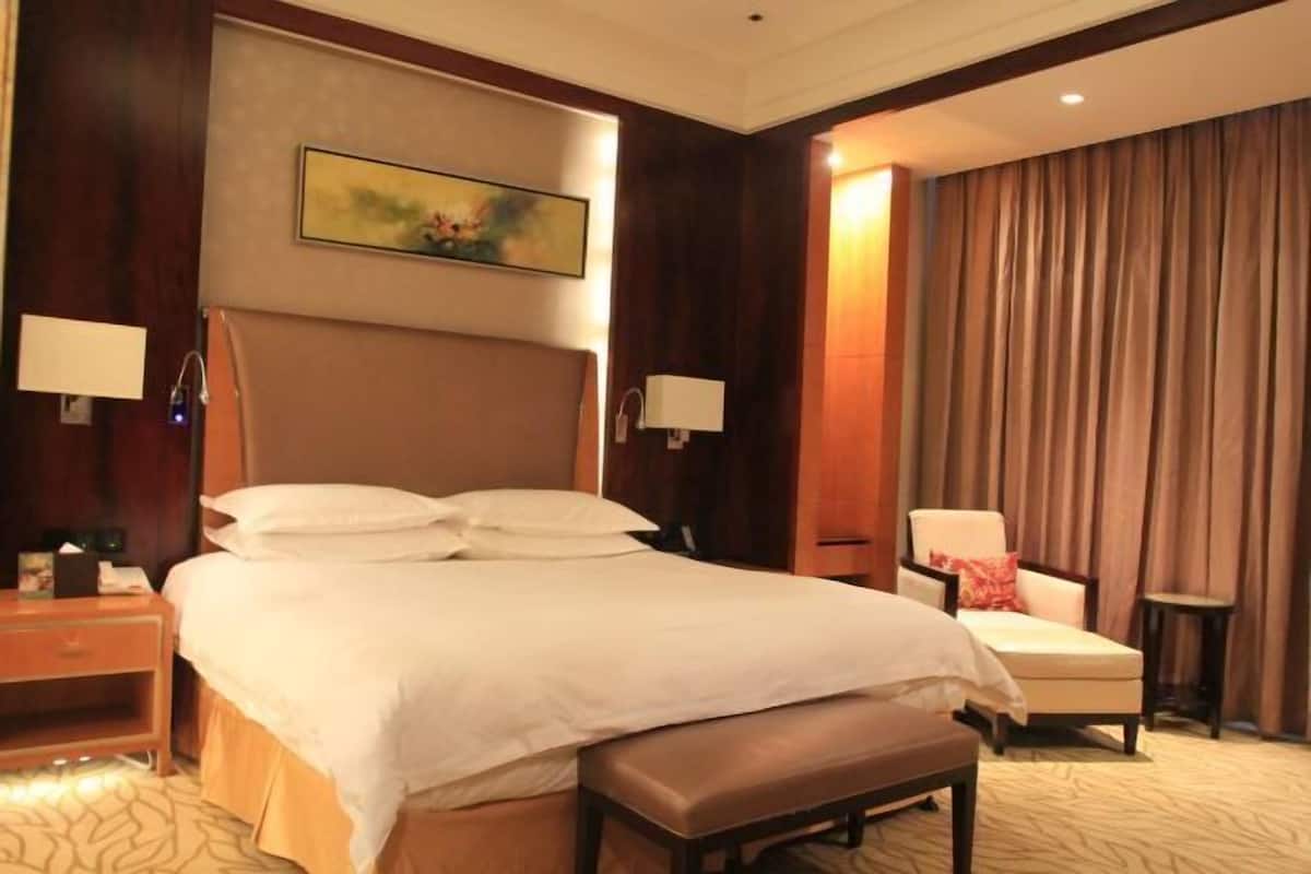 Minibar, in-room safe, desk, iron/ironing board