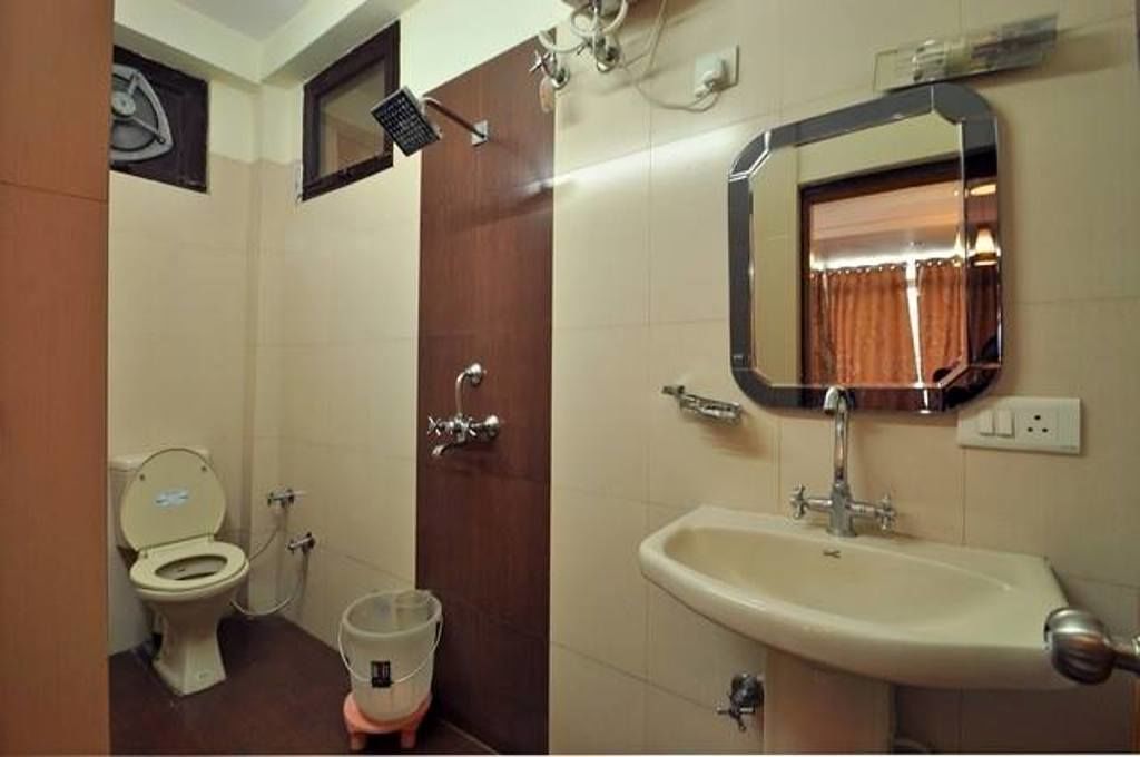 classic room, 1 bedroom, non smoking, river view | bathroom | combined shower/bathtub, designer toiletries, hair dryer, slippers