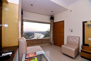 Premium bedding, memory-foam beds, blackout curtains, iron/ironing board - Hotel Ganesha Inn Ganga View (Narendranagar)