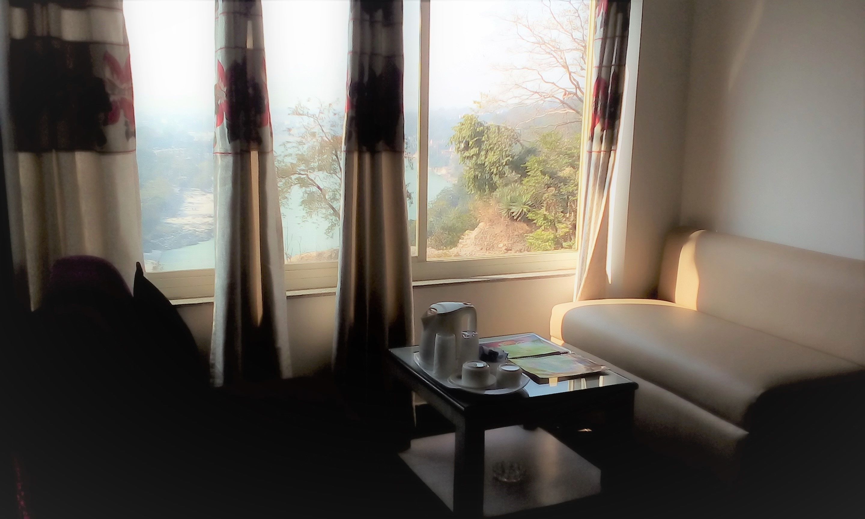 executive room, 1 double bed | living area | 32-inch lcd tv with cable channels, tv