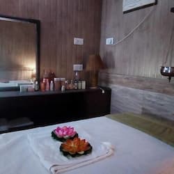 Couples treatment room(s), hot stone massages, deep-tissue massages