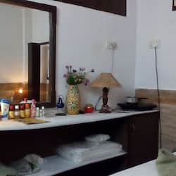 Couples treatment room(s), hot stone massages, deep-tissue massages