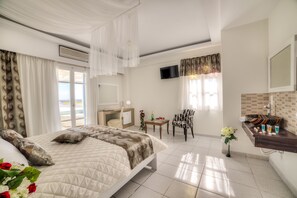 Suite – junior, sjøutsikt | Safe på rommet, blendingsgardiner, lydisolert og strykejern/-brett