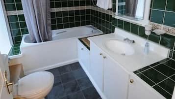 Chambre Triple, salle de bains attenante