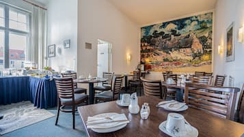 TĂ€gliches FrĂŒhstĂŒcksbuffet (10 EUR pro Person)